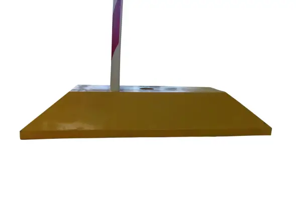 Делиниатор дорожный резиновый ДДР-610 (сепаратор) со столбиком сигнальным с белыми светоотражающими полосами и светофильтром (красные полосы)